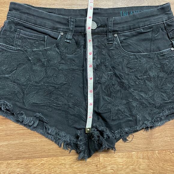 BlankNYC Black Denim Embroidered Floral Cut Off Jean Shorts Womens Size 25 RARE - Picture 9 of 11